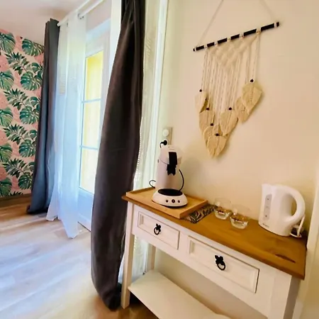 Les Nids De La Baie Bed & Breakfast Favières